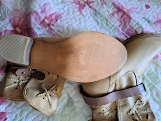 Botas de cuero beige con detalle