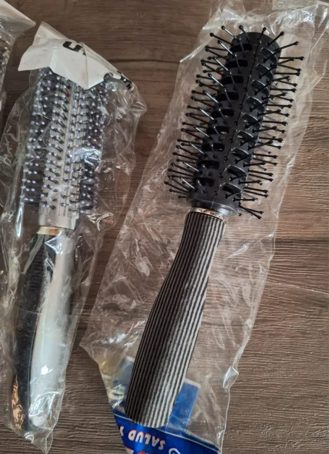 Lotto 25 Spazzole per Capelli Nuove