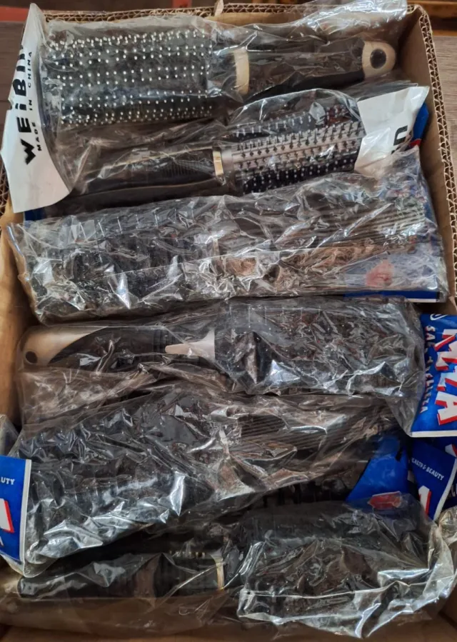 Lotto 25 Spazzole per Capelli Nuove