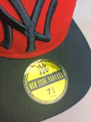 Gorra New York Yankees 7 1/4 Roja y Negra