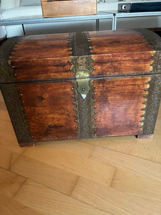 Baúl de madera con adornos de latón