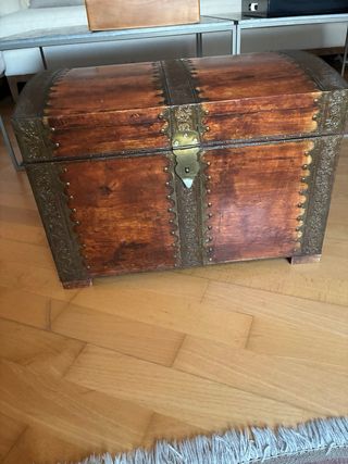 Baúl de madera con adornos de latón