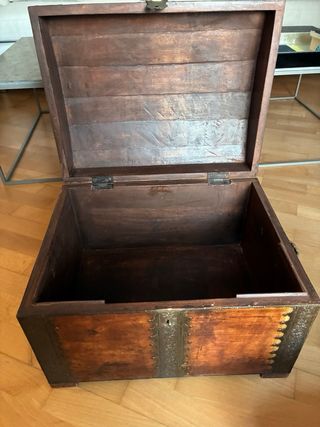 Baúl de madera con adornos de latón