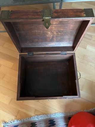 Baúl de madera con adornos de latón