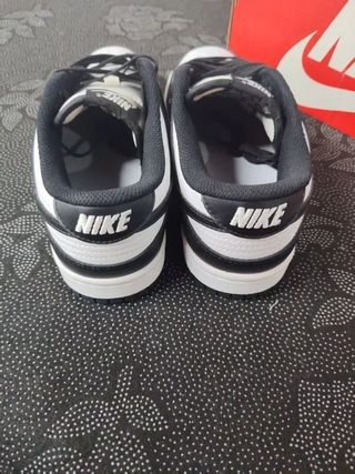 Nike Dunk Low Blanco y Negro Talla 42.5