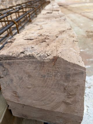 Viga de roble viejo de 7 metros de longitud.