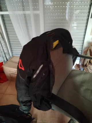 Chaqueta de moto negra y roja