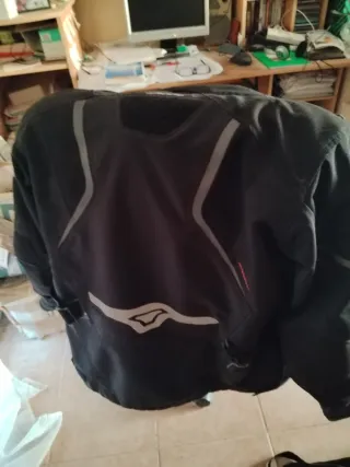 Chaqueta de moto negra y roja