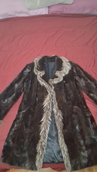 Abrigo de piel marrón y plateado