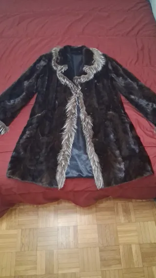 Abrigo de piel marrón y plateado