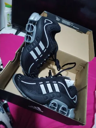 Zapatillas Adidas Negras y Plateadas