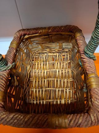 Cesto de mimbre multicolor con asa