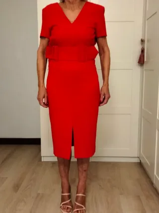Vestido rojo con cinturón
