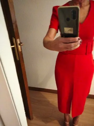 Vestido rojo con cinturón
