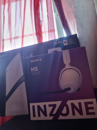 PlayStation 5 pro, mando y auriculares inzone H5