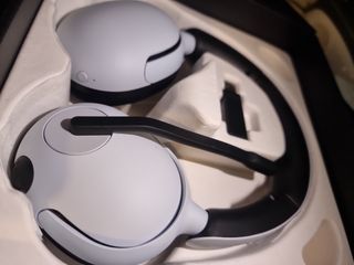 PlayStation 5 pro, mando y auriculares inzone H5