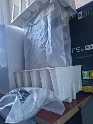 PlayStation 5 pro, mando y auriculares inzone H5