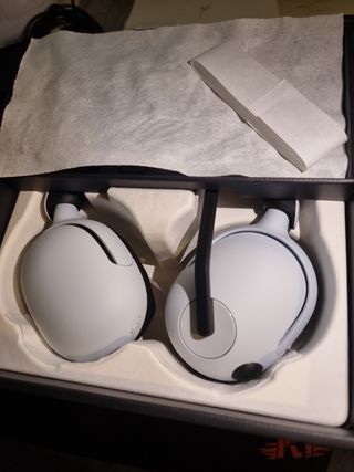 PlayStation 5 pro, mando y auriculares inzone H5