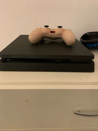 PS4 (PlayStation 4) Negra con Mando Rojo