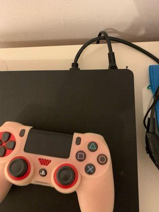 PS4 (PlayStation 4) Negra con Mando Rojo