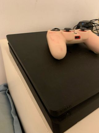 PS4 (PlayStation 4) Negra con Mando Rojo