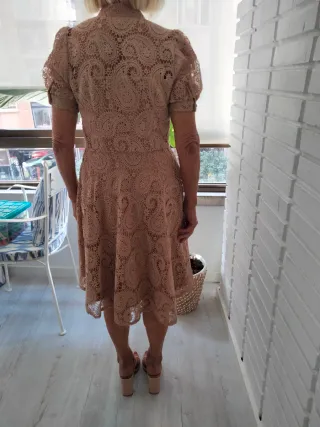Vestido de encaje beige