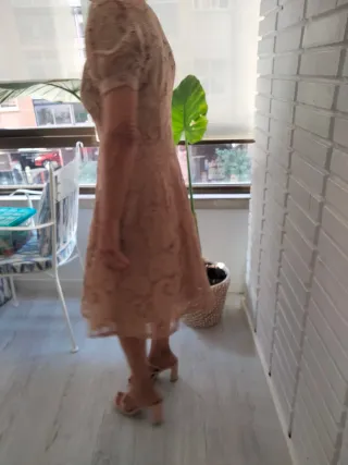 Vestido de encaje beige