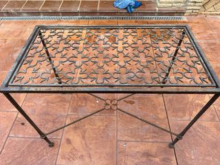 Mesa de forja con diseño floral