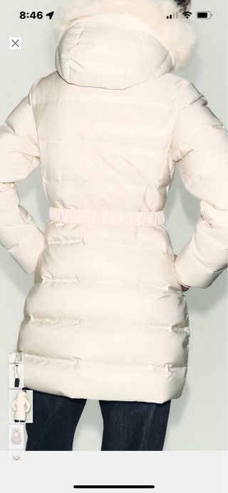 Plumífero beige con capucha y cinturón