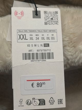 Plumífero beige con capucha y cinturón