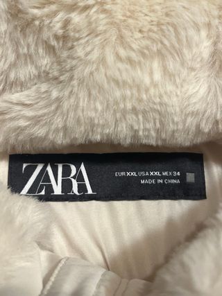 Plumífero beige con capucha y cinturón