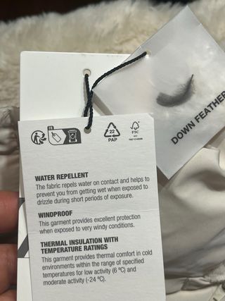 Plumífero beige con capucha y cinturón