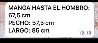 Plumífero beige con capucha y cinturón