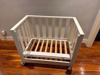 Minicuna blanca con ruedas