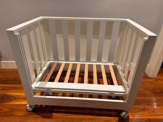 Minicuna blanca con ruedas