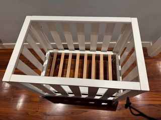 Minicuna blanca con ruedas