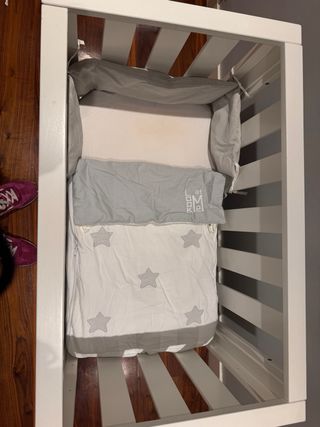 Minicuna blanca con ruedas