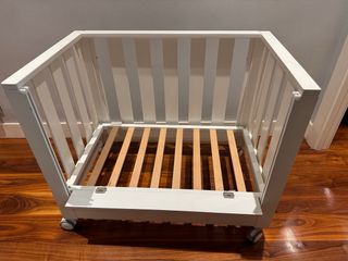 Minicuna blanca con ruedas