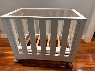 Minicuna blanca con ruedas