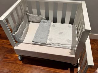 Minicuna blanca con ruedas