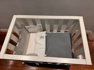 Minicuna blanca con ruedas