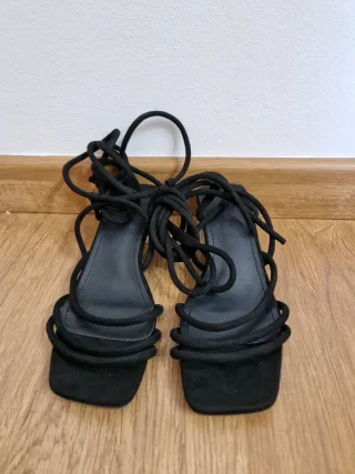 Sandalias atadas tacón transparente