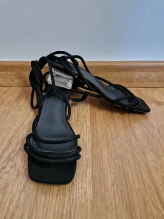 Sandalias atadas tacón transparente