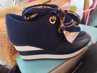 Zapatos de plataforma azul con pañuelo