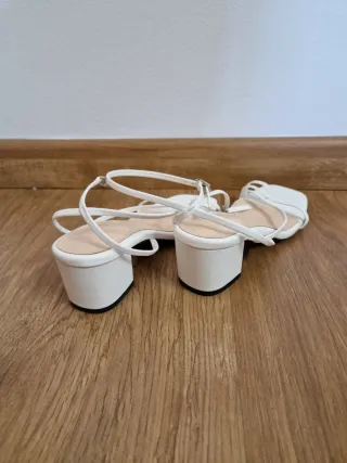 Sandalias blancas tacón bajo