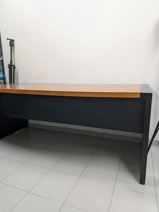 Mesa grande de oficina profesional madera y metal