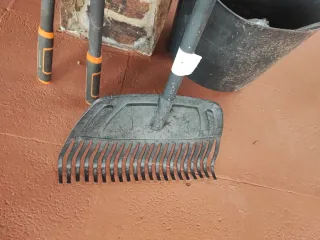 Rastrillo, tijeras de podar y cubo, ver fotos.