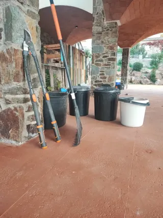 Rastrillo, tijeras de podar y cubo, ver fotos.