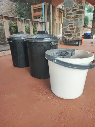 Rastrillo, tijeras de podar y cubo, ver fotos.