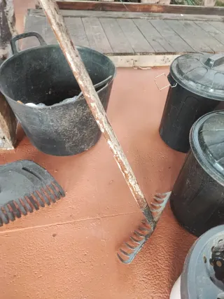 Rastrillo, tijeras de podar y cubo, ver fotos.